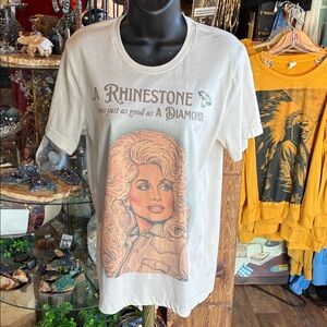 Dolly Parton Vintage-Style Graphic Tee – “A Rhinestone Shines Just as Good as a